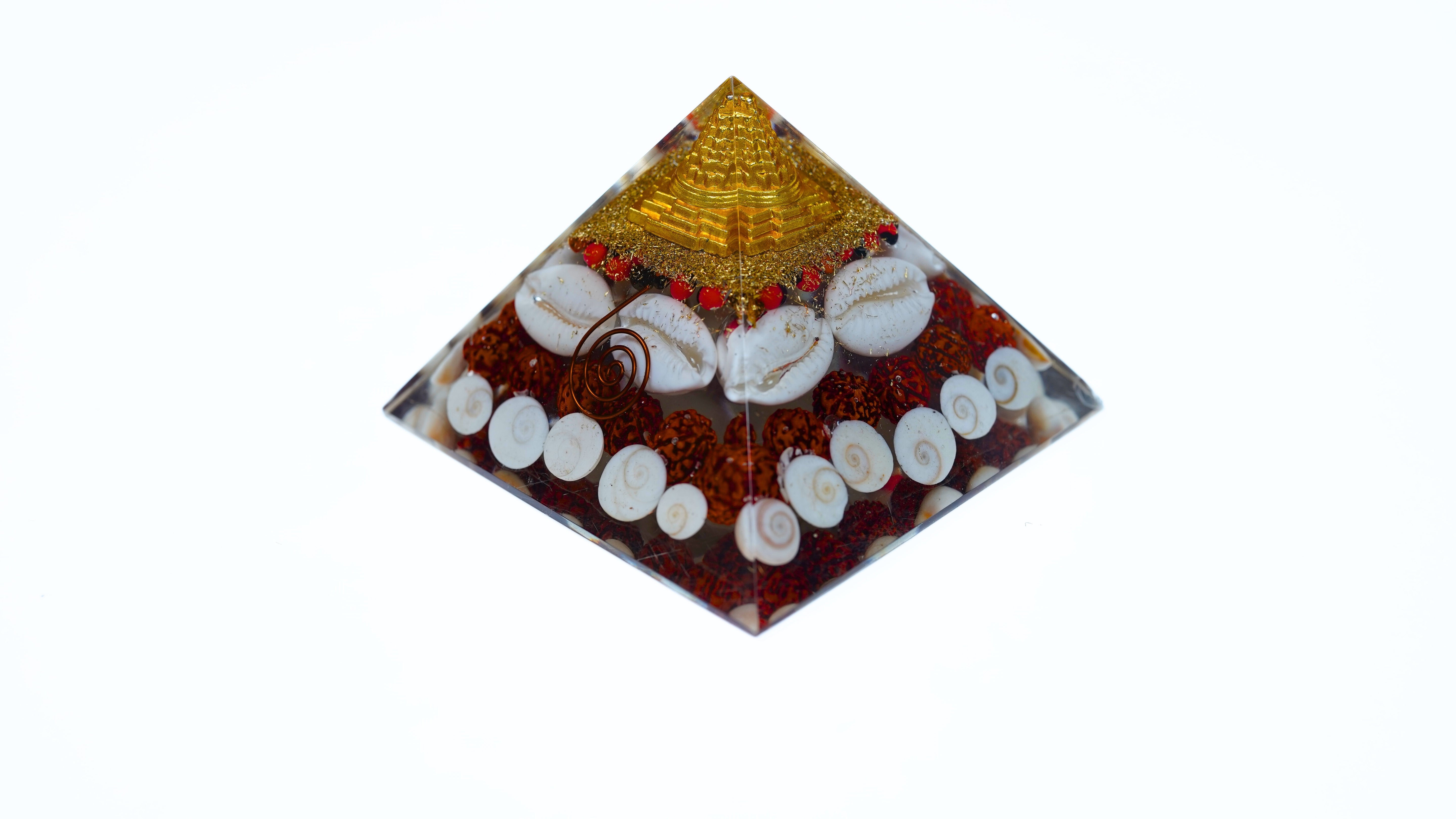 Orgone Gomti Chakra Shree Yantra Crystal Mahalaxmi Pyramid with Good Luck & Removing Negativity Vaastu || Red & White Chirmi Seeds Rudraksha and Kauri (3 Inch)